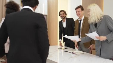 Çeşitli ofis çalışanları stratejik iş pazarlama planları üzerinde çalışıyor ve beyin fırtınası yapıyor. Takım çalışması ve olumlu tutum, süslü iş yerlerinde üretken ve destekleyici hale getirir.