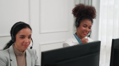 Ofiste çalışan kulaklık takan işadamları uzak müşteri ya da meslektaşlarını desteklemek için çalışıyorlar. Çağrı merkezi, tele pazarlama, müşteri destek acentesi telefon görüntülü konferans görüşmesi için hayati önem taşıyor.