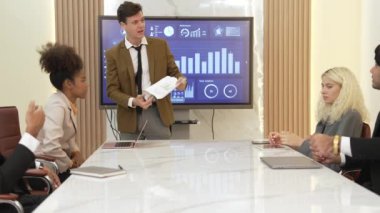 Çeşitli iş adamları ya da şirket çalışanları liderlerinin ya da CEO 'larının gerginliğiyle stresli bir durumda hayal kırıklığını ve öfkesini dile getirirler. Süslü toplantı odası konseptinde kızgın patron.