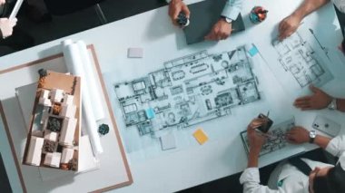 Proje yöneticisi ya da inşaat mühendisinin planlama ve planlama binasında yazışmalarının üst düzey görüntüsü. Toplantı masasında birlikte çalışan mimarın belgeyle birlikte havadan görünüşü. Hizalama.