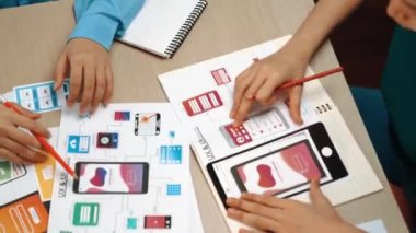 Mobil uygulama ya da web sitesi için kullanıcı arayüzü prototipi planlayan şirket çalışanlarının en iyi görünüm videosu. UX UI tasarımcı beyin fırtınası kullanıcı dostu arayüz planı. Sinerjik