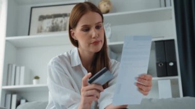 Kadın internet pazarından gelen borç yığınını modern yaşam tarzı olarak hesaplıyor ve prim siber güvenlik yazılımı tarafından korunan cüzdandan çevrimiçi ödeme için kredi kartı kullanıyor