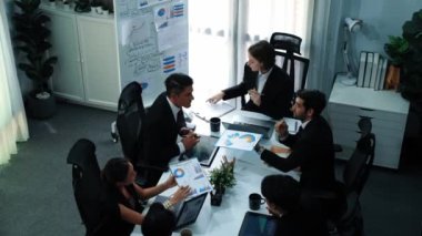 İş toplantısında kadın liderin mali istatistiklere bakması. Profesyonel pazarlama ekibi borsa yatırım grafiği ve planlama stratejisini inceliyor ve analiz ediyor. Takım çalışması. Müdürlük.