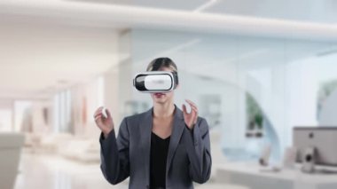 Kadın, sunucuya dijital 3d ağ teknolojisi animasyonu yüklemek için ofis değişikliğinde analiz edilmiş finansal grafik veri analizinin VR bardaklarını açmaya başla. Kısıtlanma.