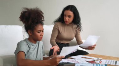 Stresli Afrikalı Amerikalı kadınların kredi kartı borçlarıyla ilgili mali sorunları var. Kötü kişisel para ve ipotek yönetimi krizi kavramını çok önemli ölçüde karşılıyorlar..