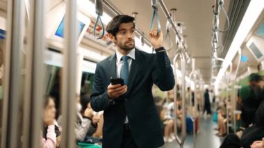 Kafkasyalı profesyonel proje yöneticisi trende bulanık bir geçmişle beklerken saate bakıyor. Profesyonel bir iş adamı, etrafı insanlarla çevrili bir yatırımcı için yöneticiyi arıyor. Sevinçli..