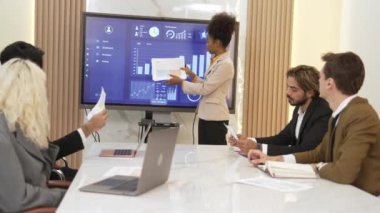 Ofisteki sunum ya da analist ekibiyle süs toplantı odasında mali verileri analiz etmek için BI Fintech 'i kullanın. İş adamları stratejik planlama için TV ekranında BI gösterge panelini analiz ediyor