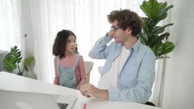 Beyaz bir baba kulağına kalem geçirirken kızı da babasına bakar ve kulağına kalem geçirir. Akıllı baba mühendislik kodu yazıyor ve dizüstü bilgisayar kullanarak yapay zeka üretiyor. Aile birlikte vakit geçirir. Pedagoji.