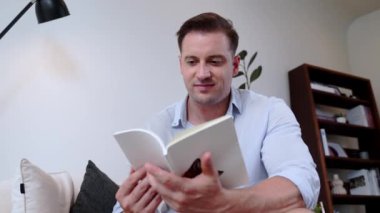 Kanepede oturan orta yaşlı bir adam, sosyal ve hayal gücü ile ilgili fantezi kurgu kitapları okurdu. Çocukları akıllı bir baba olmak için yetiştirirdi. Hayat boyu öğrenme konsepti. Uyumsuzluk.