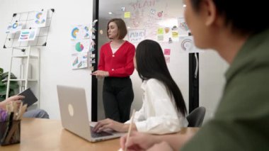 Yaratıcı iş kadını pazarlama stratejisi üzerine yetenekli genç ve güzel proje yöneticisi yorumları. Profesyonel iş ekibi tartışması, birlikte çalışmak, yeni ürün hakkında beyin fırtınası yapmak. Tertemiz..