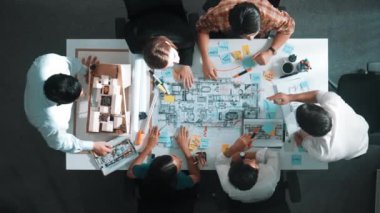 Akıllı yöneticilerin el çırpışları ve projeyi kutlamak için el ele tutuşmaları. İç yapı hakkında beyin fırtınası yapan mimar mühendisinin hava görüntüsü. Takım çalışması, birlik. Hizalama.
