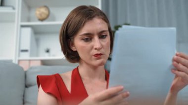 Stresli genç bayanın kredi kartı borçlarıyla ilgili mali sorunları var. Kötü kişisel para ve mortgage ödeme yönetimi krizinden korunmak için. Kadınlar aşırı harcama yüzünden finansal iflastan endişe ediyorlar.