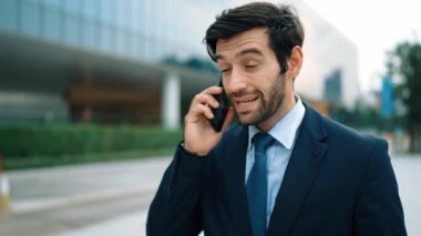 Kafkasyalı yetenekli bir proje yöneticisi. Bulanık geçmişiyle şehirde yürürken telefonla konuşuyor. Akıllı telefon kullanan yetenekli bir işadamı bulanık geçmişi olan bir proje yöneticisiyle konuşuyor. Sevinçli..