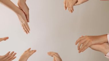 Girişimci şirket çalışanlarının el çırpması başarılı bir iş ortaklığı grubunu ve panoramik videoda kamu işyerinde güçlü bir birlik takım çalışmasını sembolize ediyor. Sinerjik