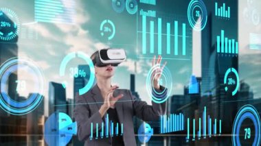 İş kadını kullanıcı, VR 'nin gelecekteki küresel yenilik arayüzü dijital bilgi ağı teknolojisi görsel hologram animasyonu ile dinamik pazar grafiği monitörünü seçerek büyük verileri hareket ettiriyor. Kısıtlanma.