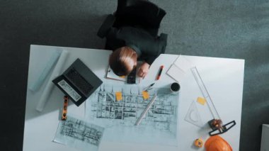 Planı ölçmek için cetvel ve ekipman kullanan inşaat mühendisinin en üst görüntüsü. Yapışkan notlar ve hesap makinesiyle bina inşaatı üzerinde çalışırken çalışan mimar. Hizalama.