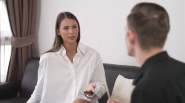 Psikolojik konsültasyon zihinsel problemde iyileşme kaydediyor, genç hasta terapi seansında, psikiyatrist de akıl hastalıkları konusunda tanı koyuyor. Zihinsel tedavi seansı. Düzenle