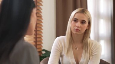 Psikolojik akıl sağlığı danışmanlığı ya da terapi seansındaki genç ve profesyonel bir hastadan akıl hastalığı teşhisi koyarken yardım istemek. Zihinsel tedavi seansı. Blithe