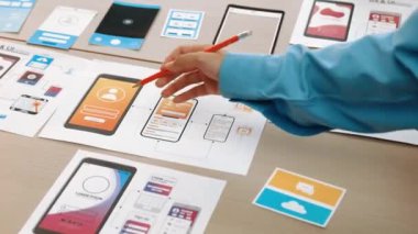 Mobil uygulama ya da web sitesi için kullanıcı arayüzü prototipi planlayan şirket çalışanlarının panorama videosu. UX UI tasarım beyin fırtınası kullanıcı dostu arayüz planı tasarlıyor. Sinerjik