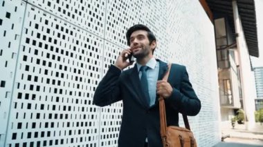 İş adamı telefonla ve neşeyle dans ederek müdürle konuşuyor. Yatırımcı iyi haberler alır, terfi alır, telefondan başarılı bir iş bulur ve aşırı sevinç hisseder. Sevinçli..