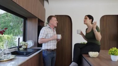 Sevimli yaşlı çift, ellerinde kahve fincanı tutarken mutlu bir şekilde güzel olaylardan ya da mutfaktaki haberlerden bahsediyorlar. Neşeli büyükbaba ve büyükannenin mutlu bir ilişkileri ve aileleri var. Uyumsuzluk.