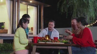 Aile tatilini kutlamak için toplanır. Ebeveynler, büyükanne ve büyükbabalar ve kız konuşmak ve akşam yemeği yemek için bir araya geldiler. Sevimli akrabalarla vakit geçirmek için açık hava aktivitesi kuşaklar arası fark yaratıyor. Uyumsuzluk.