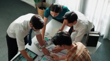 Akıllı mimar ya da inşaat mühendisi bina yapısı fikrini not edip plana yapıştırıyor. Yöneticinin çeşitli meslektaşları ve ev planlarıyla birlikte çalıştığı hava görüşü. Hizalama.