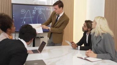 Çeşitli ofis çalışanları ve çalışanları mutlu ve heyecanlı hissediyorlar ve iyi takım çalışması ve olumlu tutumları nedeniyle kutlama yapıyorlar. Süslü işyerlerindeki iş başarısına katkıda bulunuyorlar.