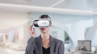 Kadın, VR 'nin açılması tuşuna basarak ofisteki finansal işleri analiz ederek dijital bilgi ağı teknolojisi sanal animasyon meta programını yükledi. Kısıtlanma.