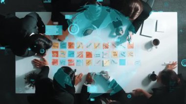 Profesyonel iş adamlarının pazarlama stratejilerinin en üst görüşü. Çeşitli iş adamları yaratıcı fikirleri yazıyor ve paylaşıyorlar. Dijital ağ ve küresel dünya konsepti. Müdürlük.