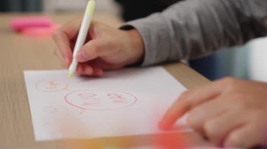Yavaş çekim kapanış çalışanı stratejik pazarlama planı yapıyor ve toplantı odasındaki ofis masasına renkli yapışkan notlarla zihin haritası yapıyor. Değiştirilmiş