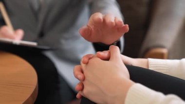 Ruh sağlığı konsültasyonu ya da akıl hastalığı teşhisi koyarken hastalara el ele tutuşan profesyonel psikiyatristten yardım istemek. Zihinsel tedavi seansı. Blithe