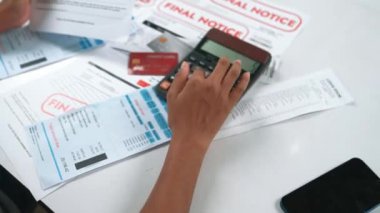 Stresli genç bayanın kredi kartı borçlarıyla ilgili mali sorunları var. Kötü kişisel para ve ipotek yönetimi krizi kavramının önemli bir göstergesi..