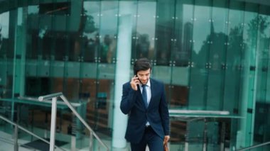 Kafkasyalı yetenekli bir proje yöneticisi. Bulanık geçmişiyle şehirde yürürken telefonla konuşuyor. Akıllı telefon kullanan yetenekli bir işadamı bulanık geçmişi olan bir proje yöneticisiyle konuşuyor. Sevinçli..