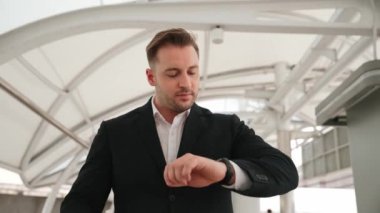 Endişeli iş adamı önemli bir randevuya zamanında yetişmek için acele ediyor. Kafkasyalı yönetici, nöbete bakarken ve toplantıya geç kalırken ya da şehirdeki toplu taşıma araçlarına bakarken aceleyle kaçıyor. Yaşam tarzı. Urbane.