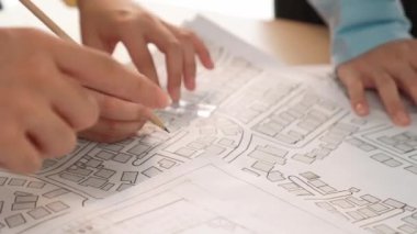 Mimari ekipmanlarla toplantı masasında ev tasarımı üzerine profesyonel mühendis ekibi tartışması ve modern ofiste bina planı dağılımı. Eline odaklan. - Yakın çekim. Tanımlama.