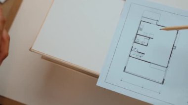 Müşteri denetimi ile yavaş çekim iç mimar taslağı hazırlamak ve ev dekorasyonunu müşteri talebine göre düzenlemek. Mimari müşteri hizmetleri. Filizlenen