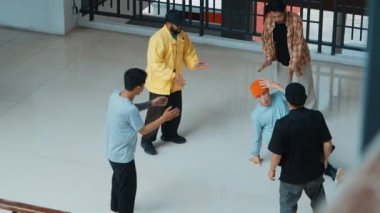 Becerikli hipster sokak dansçıları arasında break dans gösterisi yapıyor. Çok kültürlü sokak dansçıları profesyonel koreograflara bakıyor. Açık hava sporu 2024 hiphop..