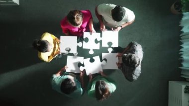İş adamlarının toplantıda yapboz toplaması. Çeşitli takımların hava görüntüsü küresel ağ topluluğuyla birlikte beyaz bulmacanın parçalarını topluyor ya da birleştiriyor. Sempozyum.