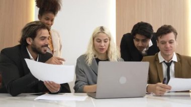Çeşitli ofis çalışanları ve çalışanları mutlu ve heyecanlı hissediyorlar ve iyi takım çalışması ve olumlu tutumları nedeniyle kutlama yapıyorlar. Süslü işyerlerindeki iş başarısına katkıda bulunuyorlar.