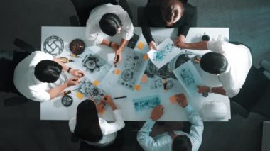 Mühendisin, toplantı masasındaki türbin motorunu ekipmanla gösteren üst düzey görüntüsü. Profesyonel proje yöneticisinin elektronik jeneratör sistemi hakkında konuştuğu ve tartıştığı hava görüntüsü. Hizalama.