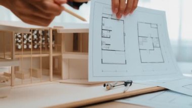 Müşteri denetimi ile yavaş çekim iç mimar taslağı hazırlamak ve ev dekorasyonunu müşteri talebine göre düzenlemek. Mimari müşteri hizmetleri. Filizlenen