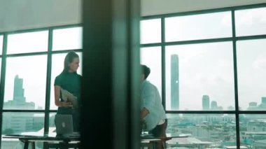 Bir grup yetenekli iş adamı toplantı masasında dizüstü bilgisayar ve istatistik belgeleriyle mali istatistik hakkında tartışıyor, beyin fırtınası yapıyor, fikir paylaşıyor, plan yapıyor ve strateji geliştiriyor. Şehir manzarası. İzleme