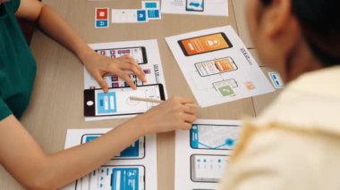 Mobil uygulama ya da web sitesi için kullanıcı arayüzü prototipi planlayan şirket çalışanlarının panorama videosu. UX UI tasarım beyin fırtınası kullanıcı dostu arayüz planı tasarlıyor. Sinerjik