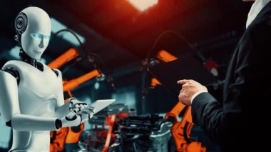 MLP Sanayi Robotu ve insan işçileri gelecekteki fabrikada birlikte çalışıyorlar. Sanayi devrimi ve otomasyon üretim süreci için yapay zeka kavramı.