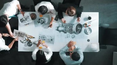 Türbin motor dizaynını gösteren ve konuşan profesyonel mühendisin zaman atlaması. Yetenekli tasarımcı veya teknisyen grubunun hava görüşü elektronik jeneratör inşaatını açıklıyor. Hizalama.