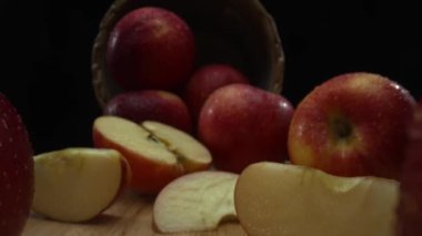 Makrografi, taze elma dilimleri çarpıcı bir siyah arka plana karşı bir kesme tahtasına yerleştirilmiştir. Her yakın çekim elmaların canlı dokusunu ve canlı renklerini yakalar. Geliştirilebilir.