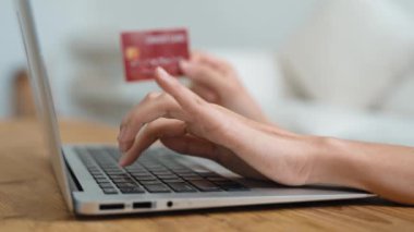 Kadın alışverişi ya da internet pazarında online ödeme modern yaşam tarzı için satılık eşyalar arıyor ve canlı siber güvenlik yazılımı tarafından korunan cüzdandan çevrimiçi ödeme için kredi kartı kullanıyor