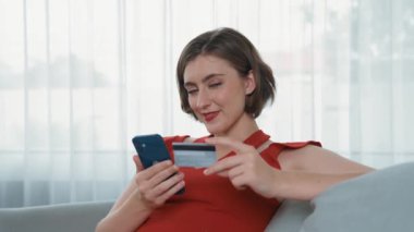 Kadın alışverişi ya da internet pazarında online ödeme modern yaşam tarzı için satış öğeleri arama ve prim siber güvenlik yazılımı tarafından korunan cüzdan çevrimiçi ödeme için kredi kartı kullanma