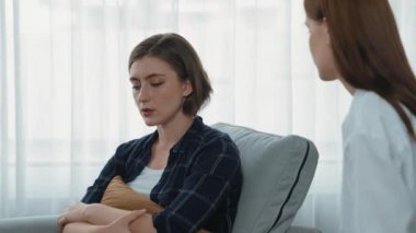 Destekleyici ve rahatlatıcı eller depresif hastayı neşelendiriyor ya da empati kurarak stres yapıyor. Psikolog, klinikte stresli ve üzgün bir hastaya güven veriyor..